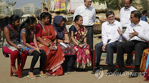 지난해 2월 인도 서부 뭄바이의 한 어촌 마을에서 리처드 베르마 주인도 미국 대사(오른쪽 끝)가 마을 여성들과 대화하고 있다.[AP=연합뉴스 자료사진]