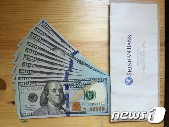 채인석 경기 화성시장이 지난달 29일 자신의 페이스북에 올린 미화 1000달러와 봉투 사진. © News1