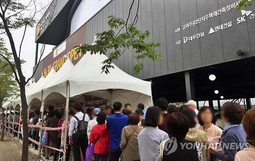 최근 서울 강동구 고덕동 한 아파트 모델하우스 앞에 방문객들이 줄을 길게 늘어서 있다./연합뉴스