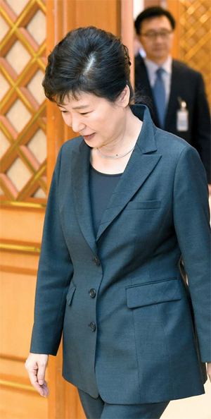박근혜 대통령이 26일 오후 군 장성 진급 및 보직 신고식이 열린 청와대 충무실로 입장하고 있다. [김재훈 기자]