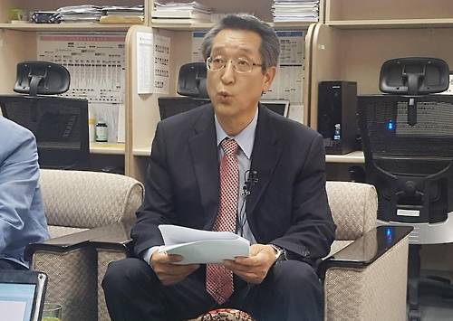 한국원자력연구원 정용환 원자력재료기술개발단장이 26일 오전 대전시청사에서 사용후핵연료 관련 연구원 입장을 밝히고 있다.