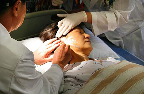 ⓒ연합뉴스 2006년 박근혜 대통령이 얼굴에 면도칼 테러를 당했을 때 최순실씨가 병원에 드나들며 간호한 것으로 알려졌다.