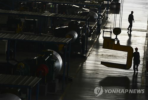 중국의 한 공장에서 알루미늄 제품을 나르는 노동자 모습［AP=연합뉴스 자료사진]