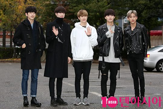 그룹 갓세븐이 28일 오전 서울 영등포구 여의도동 KBS 신관 공개홀에서 열린 KBS 2TV ‘뮤직뱅크’ 리허설에 참석해 포토타임을 갖고 있다.