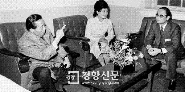 1976년 박정희 대통령(왼쪽)이 대한구국선교단 야간진료센터를 방문해 박근혜 대한구국선교단 명예총재, 최태민 총재와 이야기를 나누고 있다.