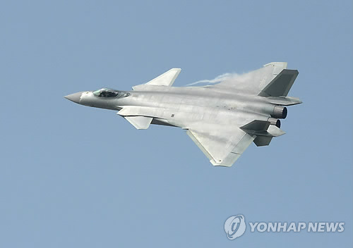 (주하이 EPA=연합뉴스) 중국이 독자 개발한 차세대 스텔스 전투기 '젠(殲·J)-20'이 1일(현지시간) 광둥성 주하이시에서 개막한 제11회 중국국제항공항천 박람회(주하이 에어쇼 차이나)에서 일반에 처음으로 공개돼 비행을 선보이고 있다.      ymarshal@yna.co.kr