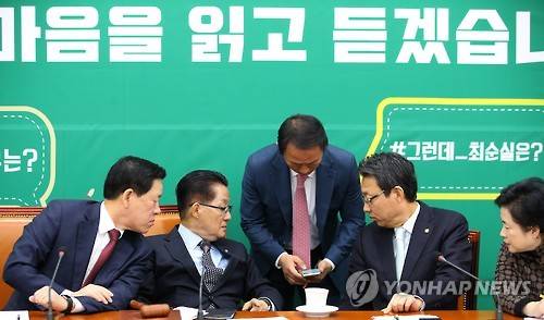 청와대발 총리 임명 확인하는 국민의당 (서울=연합뉴스) 황광모 기자 = 국민의당 박지원 비상대책위원장을 비롯한 비대위원들이 2일 오전 국회에서 비대위 회의 도중 박근혜 대통령의 신임 총리 임명과 관련한 소식을 전달받고 있다. 주승용 비대위원(왼쪽부터), 박지원 비대위원장, 김명진 원내대표 비서실장, 김성식 정책위의장, 신용현 의원.