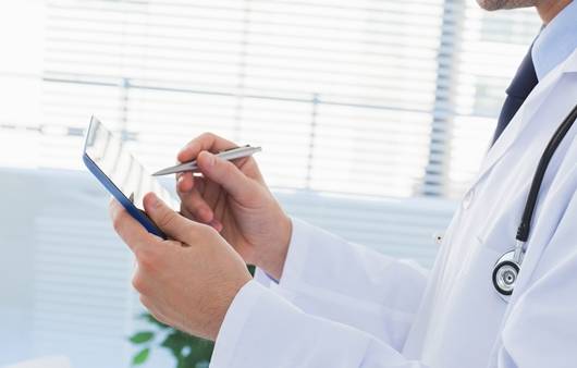 진료 중인 의사