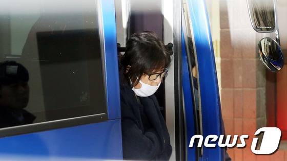 '직권남용'으로 구속된 최순실 씨가 4일 오전 검찰 조사를 받기 위해 서울 서초구 서울중앙지검에 들어서고 있다. 최씨는 이날 사복을 입고 검찰에 출석했다. 2016.11.4/뉴스1 © News1 유승관 기자