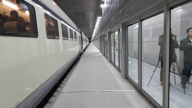 동탄역에 설치한 스크린도어