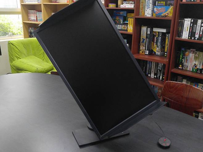 틸트, 스위블, 엘리베이션, 피벗 등의 기능을 제공한다