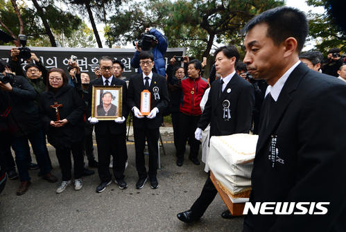 【서울=뉴시스】임태훈 기자 =  故 백남기 농민의 발인식이 엄수된 5일 오전 서울 종로구 서울대병원 장례식장에서 고인의 운구행렬이 운구차량으로 이동하고 있다. 2016.11.05.   taehoonlim@newsis.com