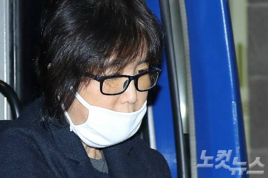 '직권남용'으로 구속된 최순실씨가 4일 검찰 조사를 받기 위해 서울 서초구 서울중앙지검에 들어서고 있다. (사진=이한형 기자)