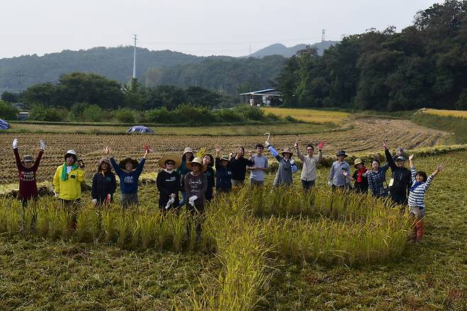 2016년 10월17일 6개월만에 완성된 ‘세월호 추모 리본’ 앞에서 초보농군들과 세월호 가족들이 함께 섰다.