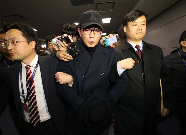 최순실씨와 함께 국정을 농단했다는 의혹을 받는 광고감독 차은택씨가 8일 오후 인천공항으로 입국하다 검찰로 압송되고 있다. 인천공항=홍인기 기자