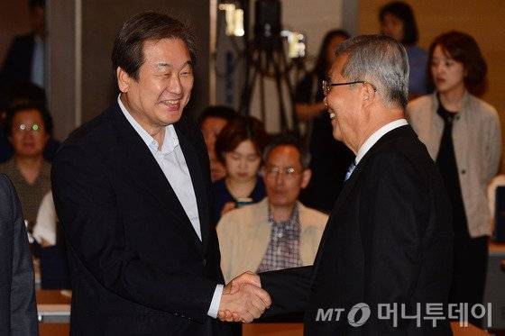 김무성 새누리당 전 대표(왼쪽)와, 김종인 더불어민주당 대표가 7일 오전 서울 영등포구 여의도동 중소기업중앙회에서 열린 '보수와 진보, 합동토론회 시리즈'에서 악수를 하고 있다. 2016.6.7/뉴스1