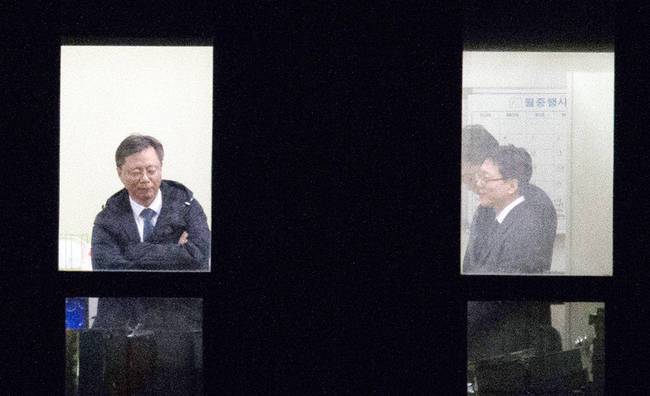 우병우 전 청와대 민정수석이 팔짱을 낀 채 여유 있는 표정을 짓고 있는 반면 검사와 검찰 직원이 손을 모은 채 우 전 수석의 얘기를 듣고 있는 장면이 공개되면서 ‘황제 조사’ 논란이 커지고 있다. 이 사진은 조선영상비전 고운호 객원기자가 지난 6일 저녁 9시25분쯤 서울중앙지검에서 350m가량 떨어진 서초역 인근 한 빌딩에서 찍은 것이다. (조선일보 제공)