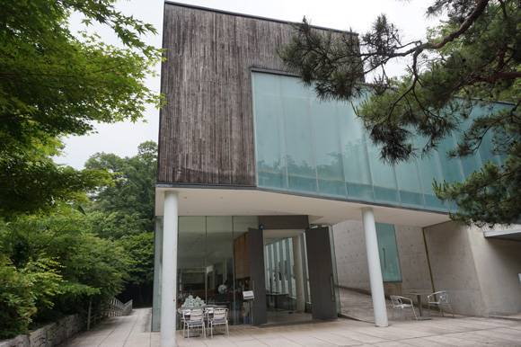 노출 콘크리트 와 나무, 반투명 유리로 된 의재미술관 전시동 건물. 노출 콘크리트 와 나무, 반투명 유리로 된 의재미술관 전시동 건물.