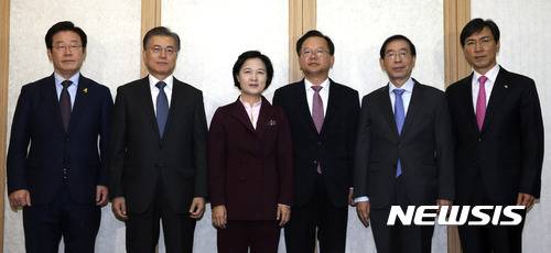 【서울=뉴시스】박주성 기자 = 8일 오전 서울 여의도 한 식당에서 열린 더불어민주당 대선후보 조찬에서 참석자들이 기념촬영을 하고 있다. 왼쪽부터 이재명 성남시장, 문재인 전 대표, 추미애 대표, 김부겸 의원, 박원순 서울시장, 안희정 충남지사. 2016.11.08. photo@newsis.com