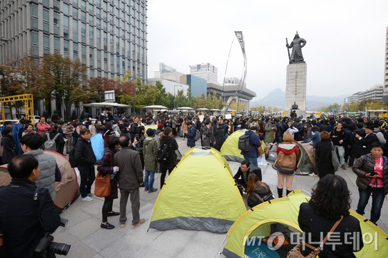 문화예술인들이 4일 오후 서울 광화문 광장에서 시국선언을 하고 텐트촌 농성을 벌이고 있다. /사진=뉴스1