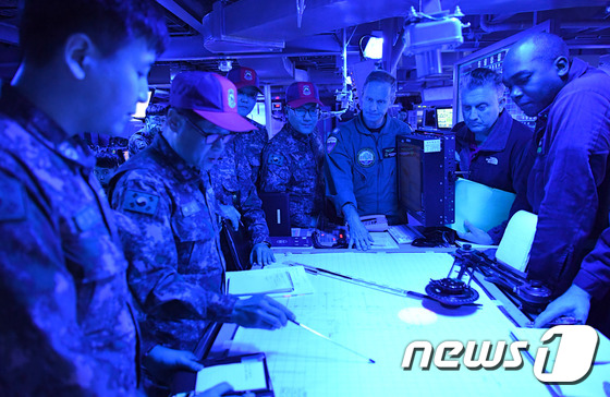 미국 해군 수중전투수행발전센터(UDWC : Undersea Warfighting Development Center) 및 우리 해군 제8전투훈련단 평가단이 지난 13일 대잠전 훈련을 수행중인 세종대왕함에서 대잠전 수행절차에 대해 평가 및 토의를 하고 있다. 해군은 오는 15일까지 북한 잠수함 위협에 대비하기 위한 실전적 대잠전훈련을 진행한다. (해군 제공) 2016.11.14/뉴스1