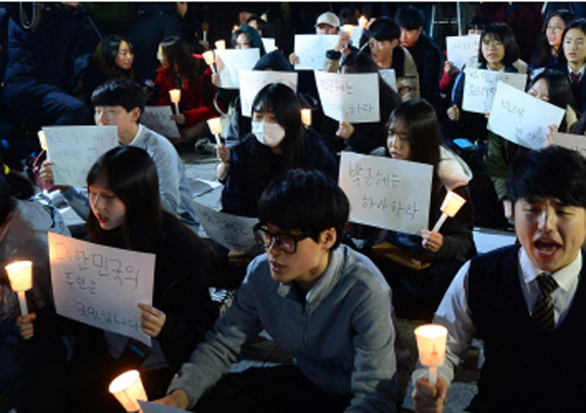 On November 17, high school seniors who took their College Scholastic Ability Tests (CSATs) gather in front of Bosingak, Jongno-gu, Seoul and hold a candlelight vigil demanding President Park Geun-hye to step down. Kim Chang-gil