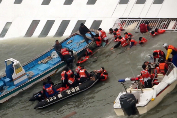 세월호에 탑승했던 단원고 학생 등 승객들이 사고 당일인 2014년 4월16일 침몰하고 있는 세월호에서 탈출하고 있다. 목포해경 제공