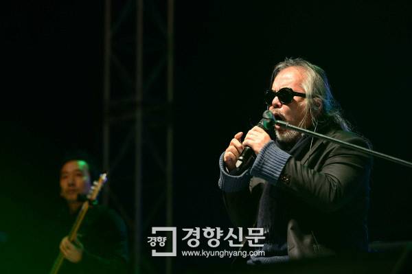 가수 전인권씨가 19일 서울 광화문 광장에서 열린 ‘박근혜 퇴진 4차 범국민행동’에서 공연을 펼치고 있다. 정지윤기자