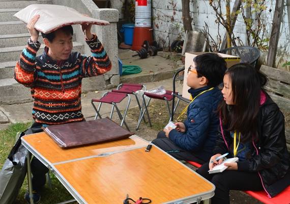 지진 방석 만드는 법을 설명하는 우승엽 소장.
