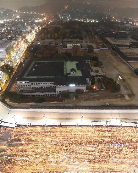 지난 19일 오후 서울 광화문광장에서 '최순실 게이트' 진상규명과 박근혜 대통령 퇴진을 촉구하는 4차 '2016 민중 총궐기 대회'에서 촛불을 든 시민들이 행진하는 모습.(사진=박종민 기자)