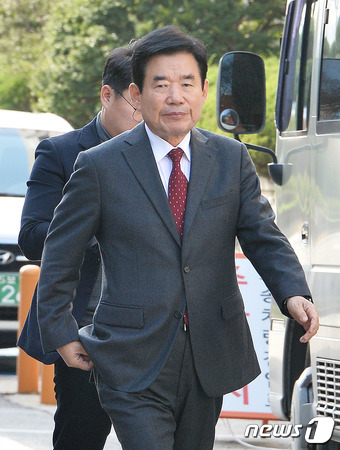 법정 출석하는 더불어민주당 김진표 의원. 뉴스1 © News1 이재명 기자