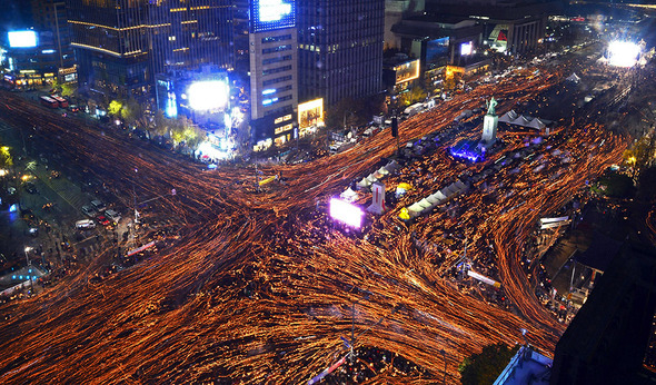 19일 오후 서울 광화문광장 일대에서 열린 4차 촛불집회에 참석한 시민들이 촛불을 들고 '최순실 게이트' 진상규명과 박근혜 대통령 퇴진을 촉구하며 가두행진을 하고 있다. 사진공동취재단