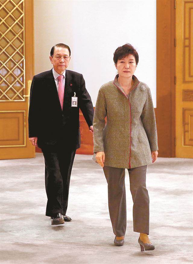 박근혜 대통령이 2014년 12월 신임 대사들에게 임명장을 수여하기 위해 김기춘 비서실장과 청와대 관내로 걸어 들어오고 있다.  고영권 기자