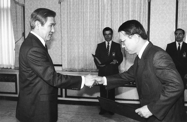 1988년 12월 노태우 전 대통령으로부터 임명장을 받는 김기춘 검찰총장. 한국일보 자료사진