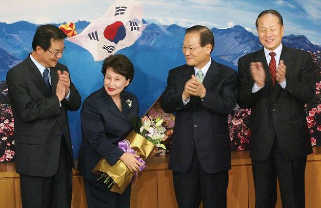 2004년 3월 16일 한나라당에 입당한 전여옥 씨가 홍사덕(맨 왼쪽) 원내대표, 최병렬 대표(왼쪽에서 셋째), 이상득 사무총장(맨 오른쪽)의 환영을 받고 있다. [중앙포토]
