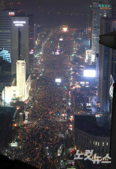 26일 서울 광화문광장 일대에서 열린 '최순실 게이트' 진상규명과 박근혜 대통령 퇴진을 촉구하는 5차 촛불집회에 참가한 시민들이 촛불을 밝히고 있다. (사진-=사진공동취재단) 원문보기: http://www.nocutnews.co.kr/news/4691570#csidx879322cbc9da348bc49ec3601522823