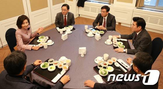 원유철, 나경원 의원 등 새누리당 중진 의원들이 28일 오후 서울 여의도 국회에서 만나 비상대책위원회 구성을 논의하고 있다. 왼쪽부터 시계방향으로 나경원, 주호영, 정우택, 원유철, 김재경,홍문종. 2016.11.28/뉴스1 © News1 허경 기자