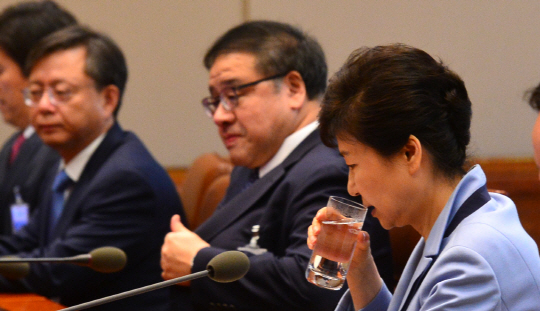 마지막 공식회의 : 박근혜 대통령이 지난 10월 20일 청와대 집현실에서 열린 수석비서관 회의에서 물을 마시고 있는 모습. 대통령 왼쪽으로 안종범 당시 정책조정수석과 우병우 민정수석.  뉴시스