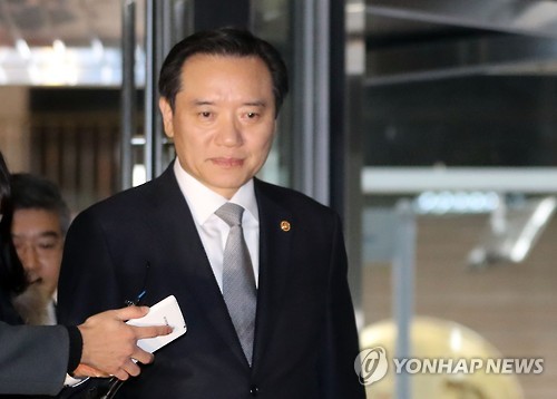 박 대통령의 만류에도 끝내 사의를 굽히지 않은 김현웅 법무부 장관