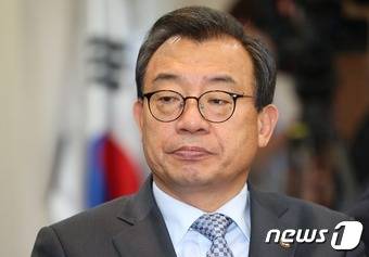 이정현 새누리당 대표가 29일 서울 여의도 당사에서 긴급 간담회를 갖고 박근혜 대통령의 3차 대국민담화를 지켜보고 있다. 2016.11.29/뉴스1 © News1 송원영 기자