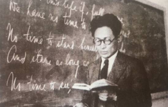 이효석이 1939년 대동공업전문학교 교수 시절 강의실에서 책을 보고 있는 모습이다. 2003년 창미사에서 발행한 <새롭게 완성한 이효석 전집1>에 실려 있다.