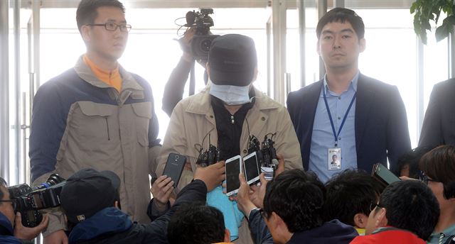 긴급체포된 청해진해운 김한식 대표가 2014년 5월 8일 목포해양경찰서로 압송되고 있다. 고영권기자