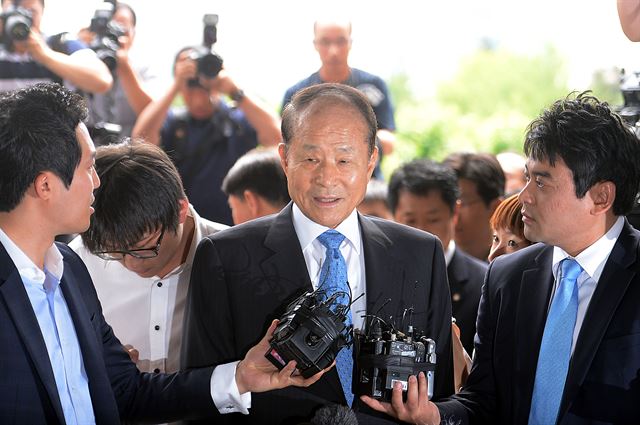 이상득 전 부의장이 2012년 7월 3일 서울 서초동 대검찰청에 소환되면서 기자들의 질문에 답하고 있다. 고영권기자