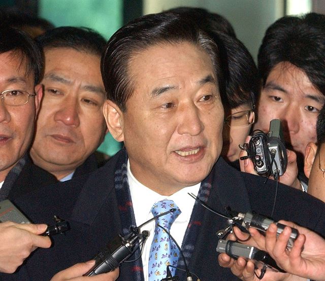 서청원 전 한나라당 대표가 2004년 1월 26일 불법 대선자금 수수에 대한 조사를 받기 위해 서울 서초동 대검청사에 들어서고 있다. 손용석기자