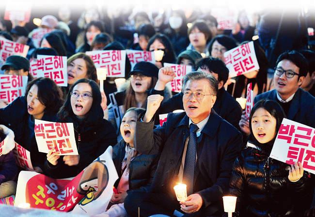 11월 21일 대구에서 열린 박근혜 대통령 탄핵 촛불집회에 참가해 구호를 외치는 더불어민주당 문재인 전 대표. [뉴스1]