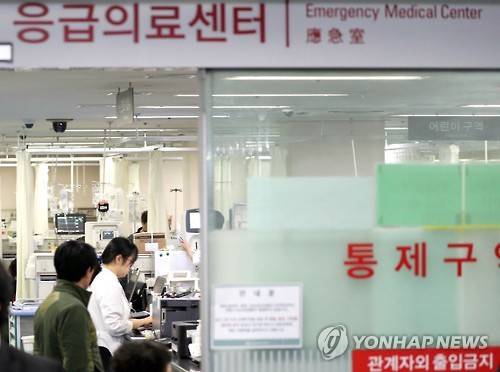 (부산=연합뉴스) 조정호 기자 = 30일 자해한 현기환 전 청와대 정무수석이 치료를 받는 부산 부산진구 개금백병원 응급실 모습. 검찰은 해운대 엘시티(LCT) 비리사건으로 현 전 수석에 대해 사전 구속영장을 청구했다. 2016.11.30 ccho@yna.co.kr