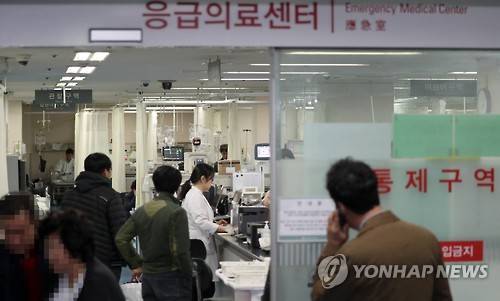 자해한 현기환 치료 병원응급실 (부산=연합뉴스) 조정호 기자 = 30일 자해한 현기환 전 청와대 정무수석이 치료를 받는 부산 부산진구 개금백병원 응급실 모습. 검찰은 해운대 엘시티(LCT) 비리사건으로 현 전 수석에 대해 사전 구속영장을 청구했다.