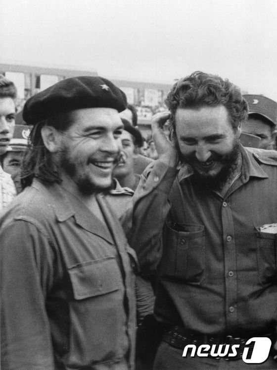 1960년대 촬영된 사진이다. 피델 카스트로 당시 쿠바 총리(오른쪽)가 에르네스토 체 게바라와 대화를 나누고 있다 © AFP=뉴스1