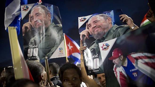 카스트로 애도하는 쿠바 국민들 (사진=AP)