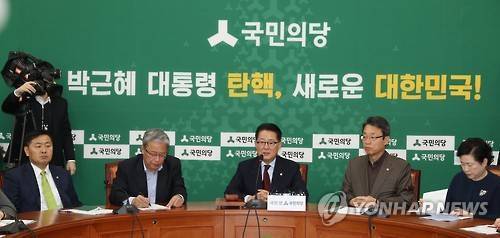 박지원 비대위원장 원내정책회의 발언 (서울=연합뉴스) 임헌정 기자 = 국민의당 박지원 비상대책위원장 겸 원내대표가 1일 오전 국회에서 열린 원내정책회의에서 발언하고 있다. kane@yna.co.kr